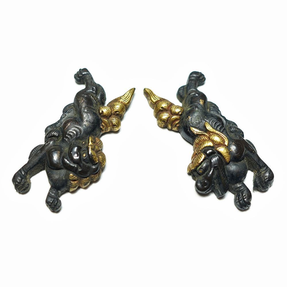 ☆時代本歌 赤銅地容彫唐獅子図目貫 無銘 高肉彫 毛彫 金色絵 細密金工