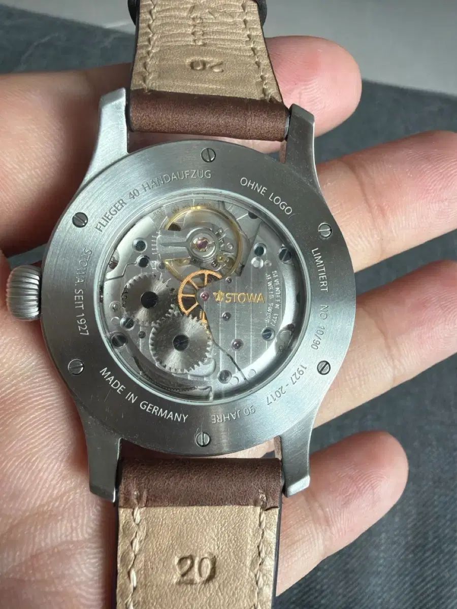 ストーバ フリーガー 90周年記念 中 10番目の手巻き時計