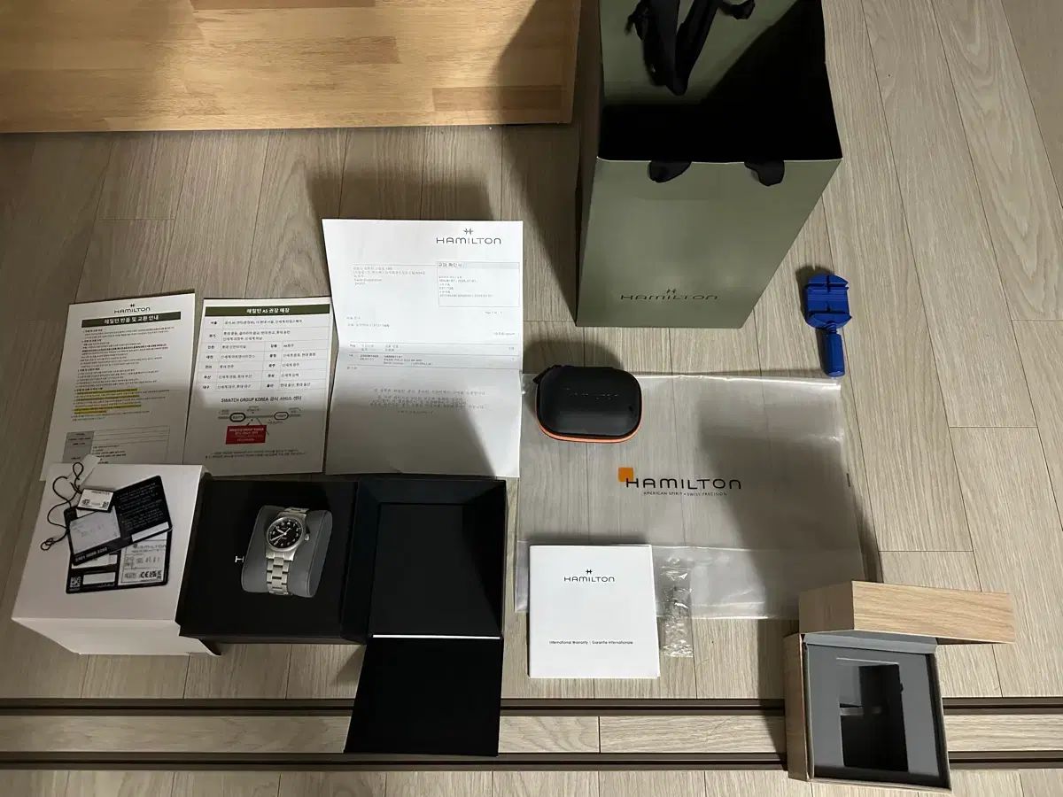 ハミルトン カーキフィールド クォーツ 33 mm ブラックダイアル