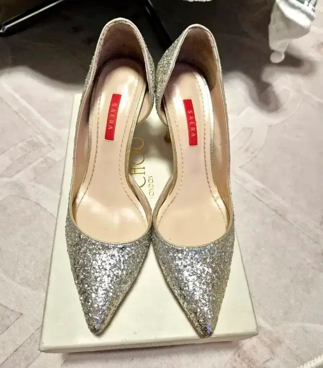 セラ シルバー グリッター パンプス