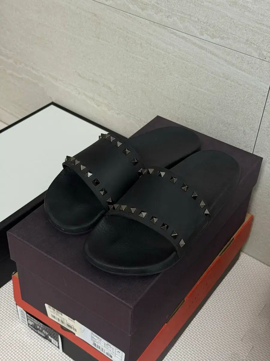 ★匿名配送★(ヴァレンティノ)　スリッパ　42 ヴァレンティノ スタッズ スリッパ ブラック 42 - メルカリ