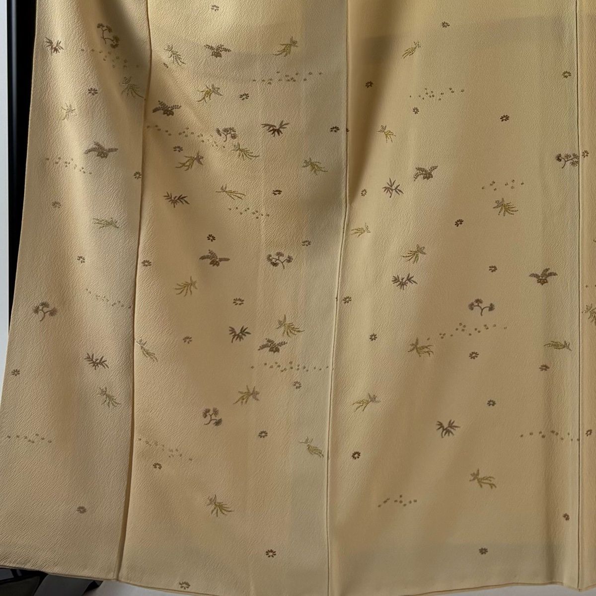 付下げ 身丈161.5 cm 裄丈66.5 M 袷 尾長鶏 草花 刺繍 金糸 ベージュ 正絹 秀品 一つ紋
