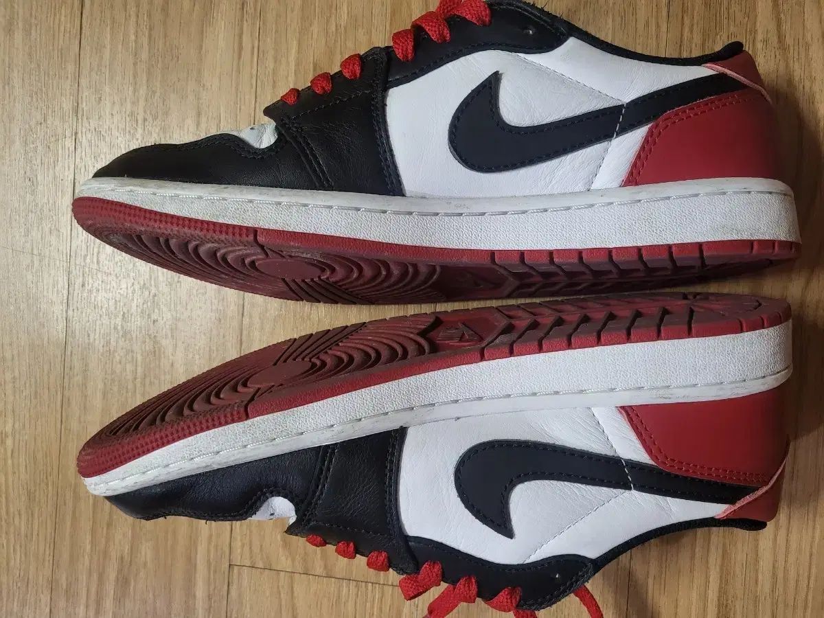 ナイキ ジョーダン 1 レトロ ロー OG ブラックトゥ 260