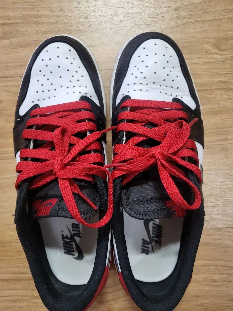 ナイキ ジョーダン 1 レトロ ロー OG ブラックトゥ 260