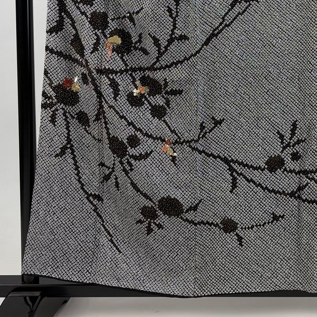 美品】 訪問着 身丈157cm 裄丈63.5cm S 袷 鈴乃屋 枝花 総絞り 刺繍 黒