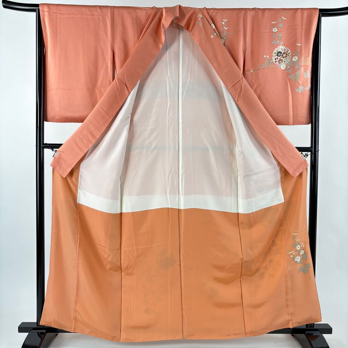 サーモンピンク