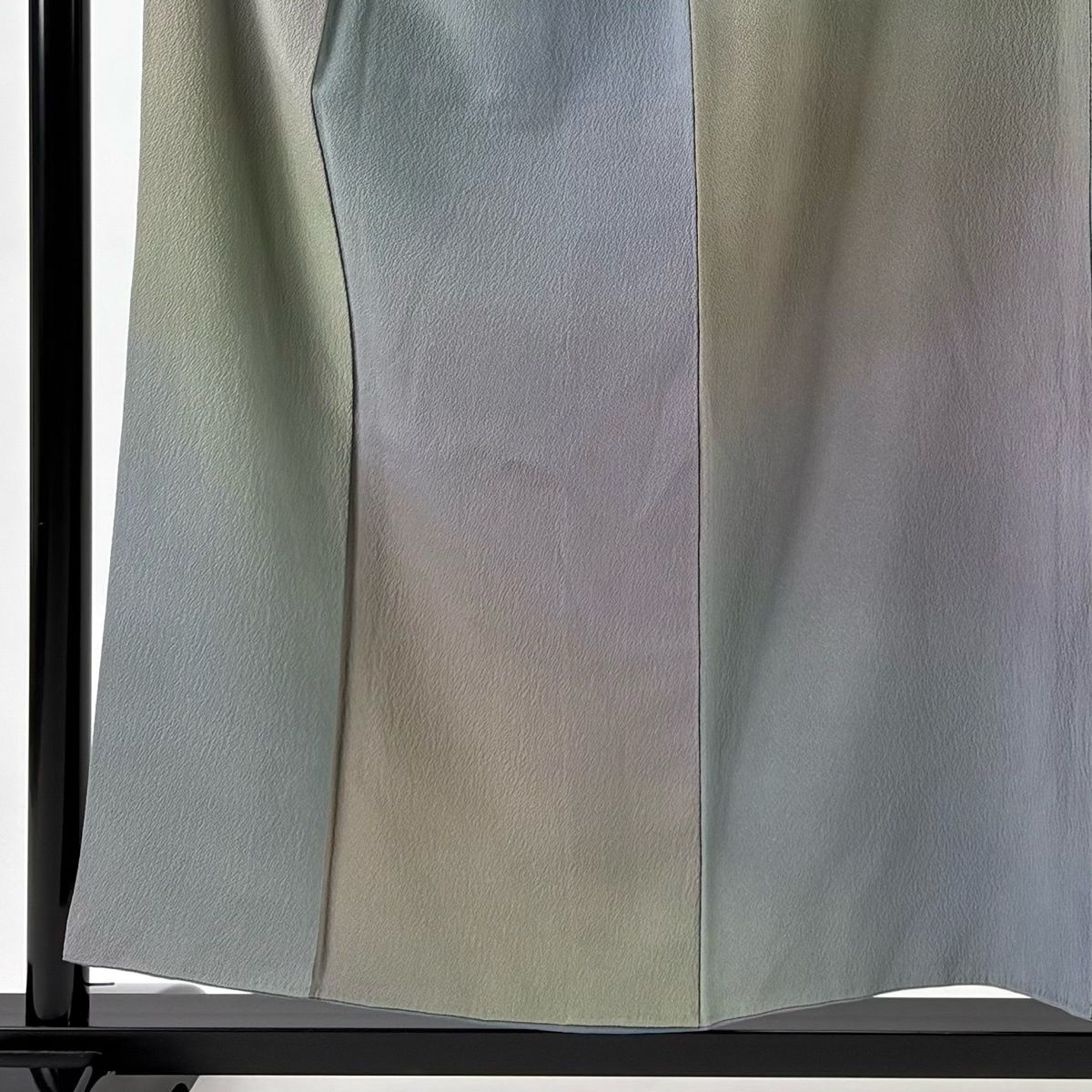 小紋 身丈153.5 cm 裄丈63 S 袷 斉藤三才 落款 ぼかし柄 縮緬 灰緑 正絹 秀品 一つ紋