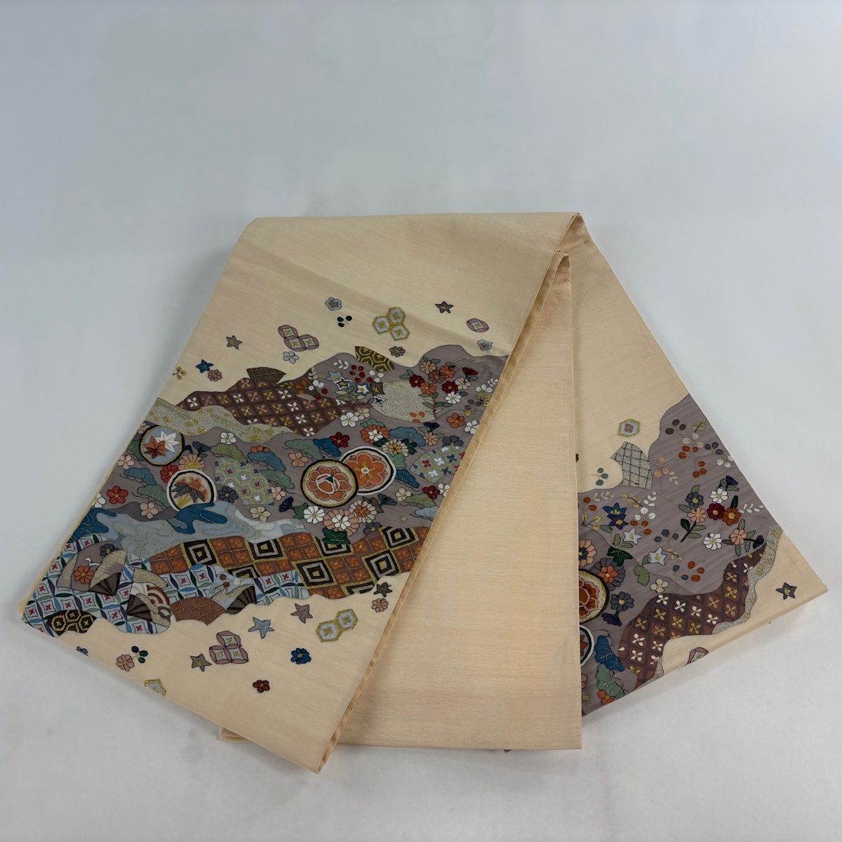 袋帯 逸品 鈴乃屋 綴れ 草花 菱 金糸 ベージュ お太鼓柄 正絹 【中古