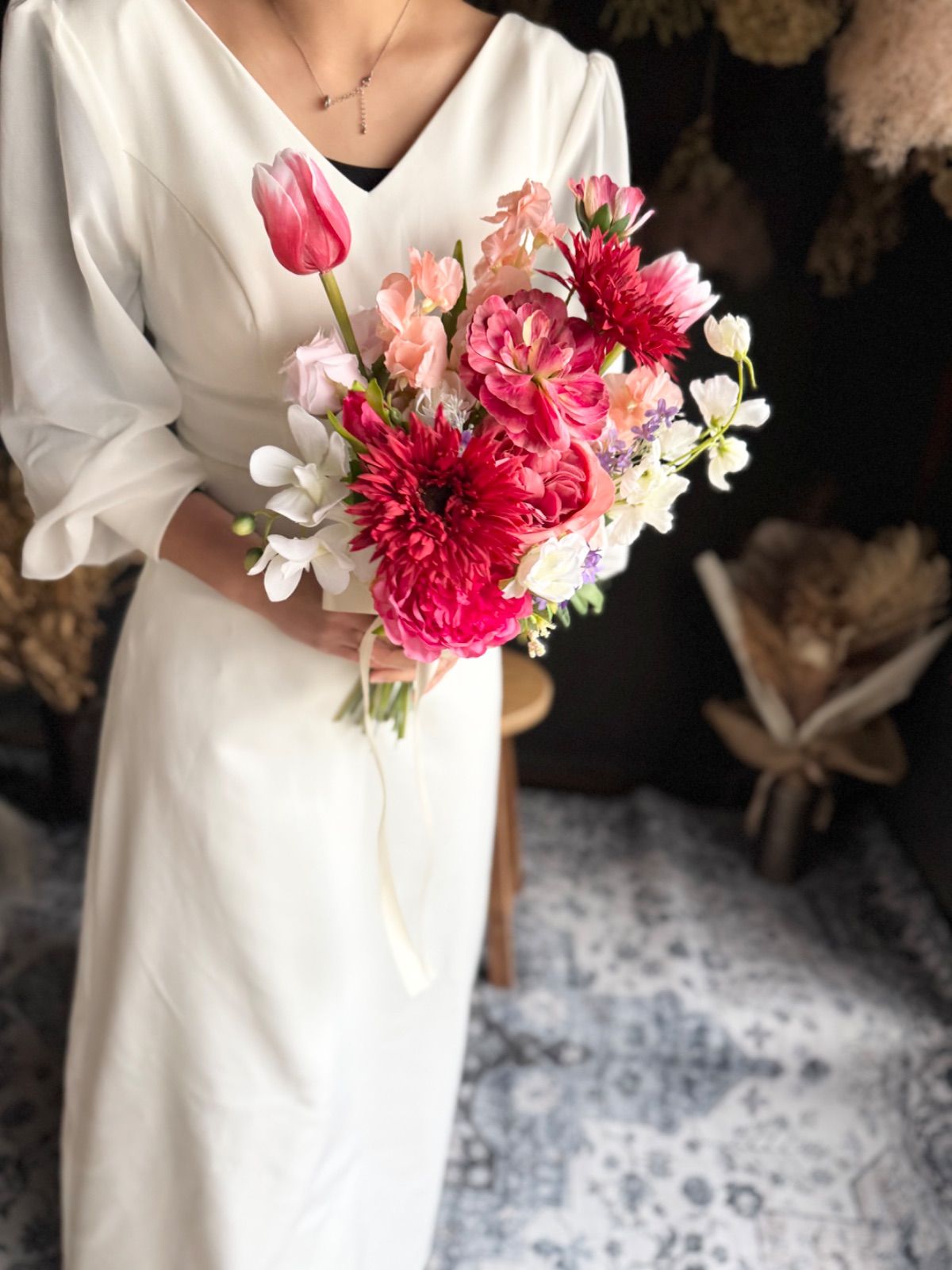 濃いピンクチューリップクラッチブーケ ブートニア