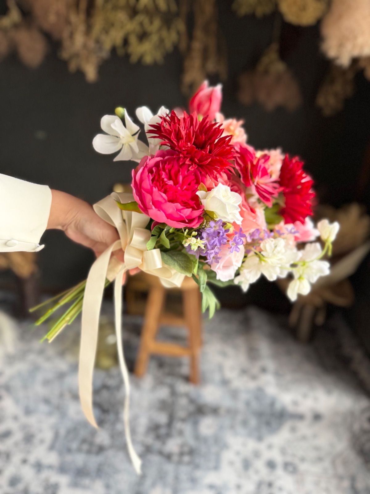 濃いピンクチューリップクラッチブーケ