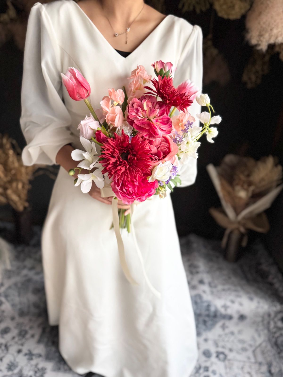 濃いピンクチューリップクラッチブーケ ブートニア