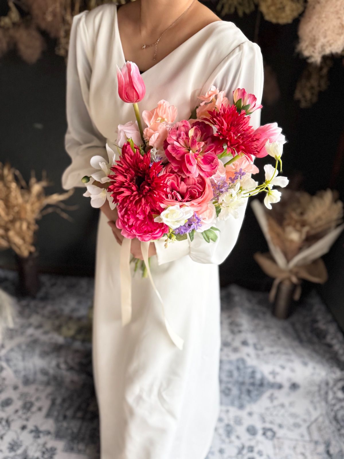  濃いピンクチューリップクラッチブーケ ブートニア ブーケ ウェディング