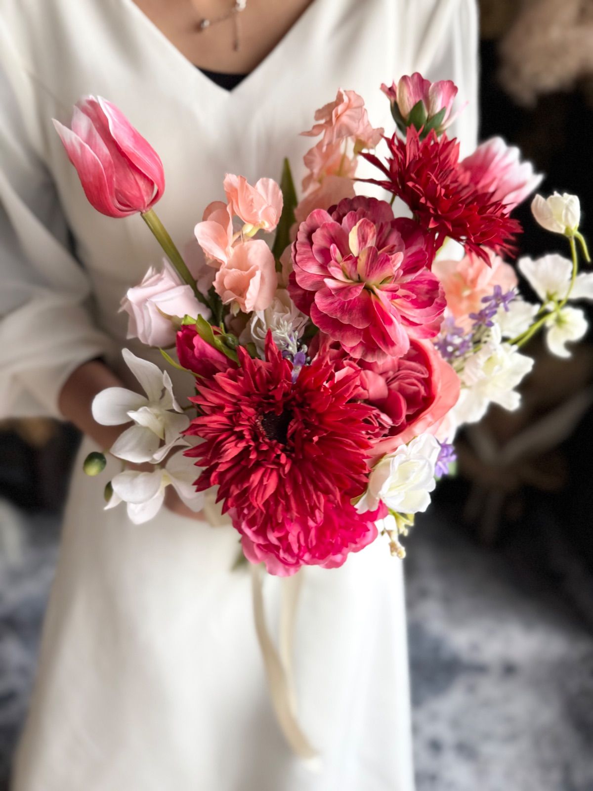 濃いピンクチューリップクラッチブーケ ブートニア