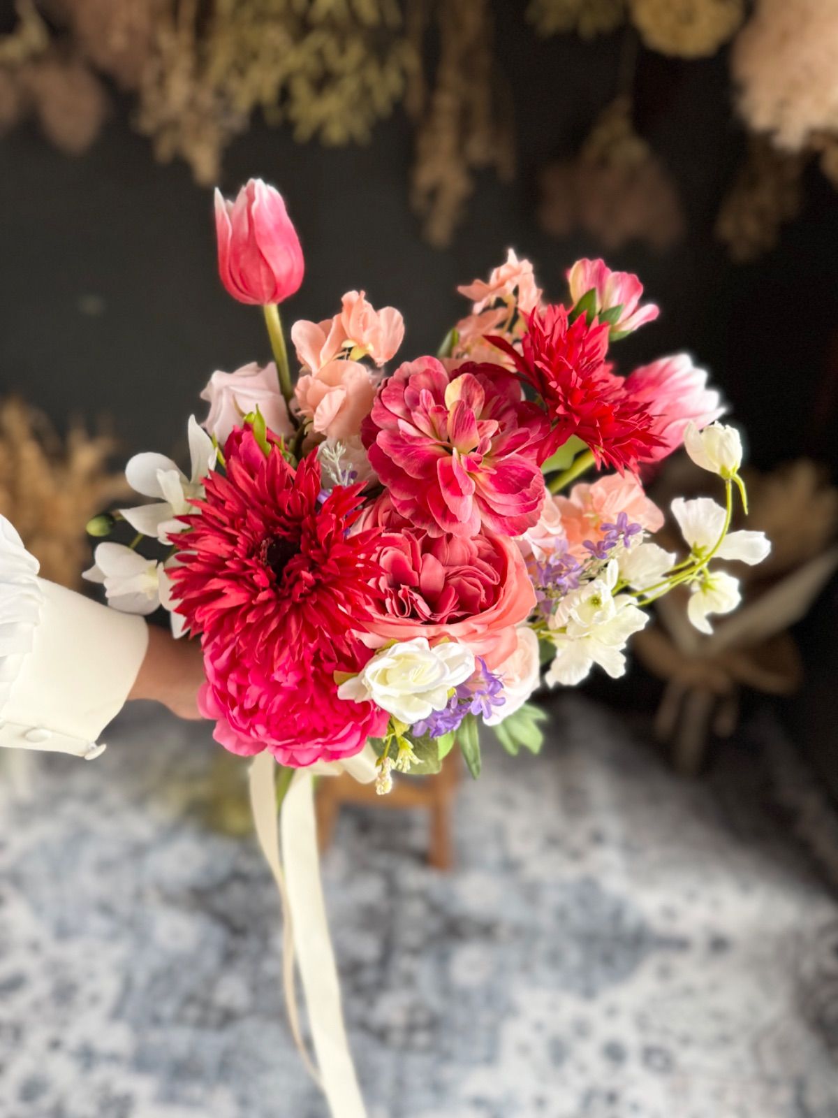 濃いピンクチューリップクラッチブーケ ブートニア