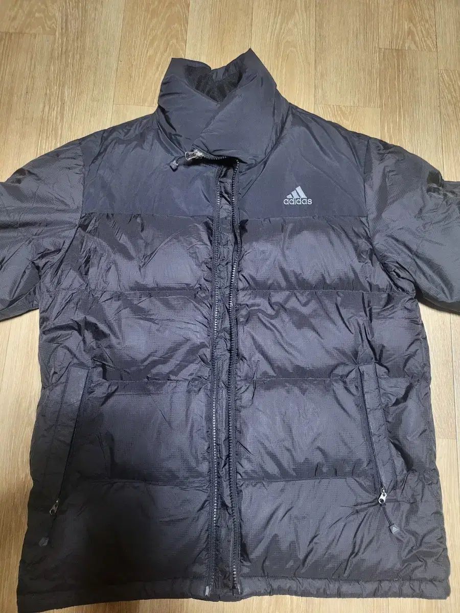 ユニセックス adidas ダウンジャケット