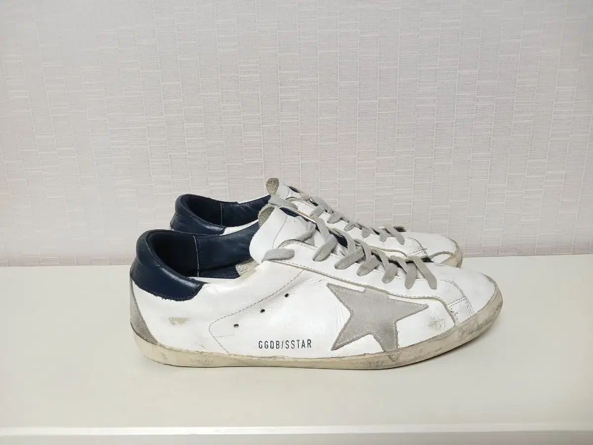 ゴールデングース GOLDEN GOOSE ネイビートップス SuperStar 42