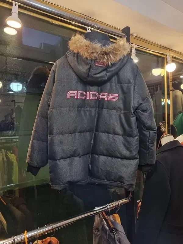 アディダス オールドスクール 実物画像あり 実際サイズ 100 刺繍 BIG ロゴ ダウン