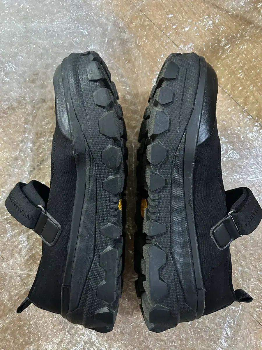 アモーメント ビブラム メリージェーン ブラック 秋冬対応 Tシャツ