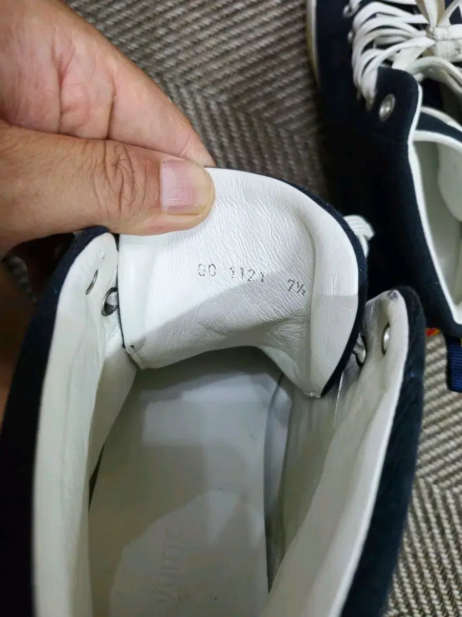 ハイトップ スニーカー