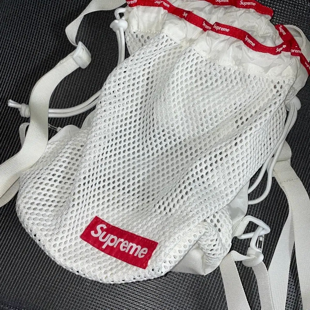 Supreme メッシュ スモール バックパック 白 - メルカリ