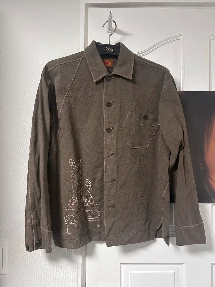 外の風景の斜めボーダー シャツ ブラウン 1