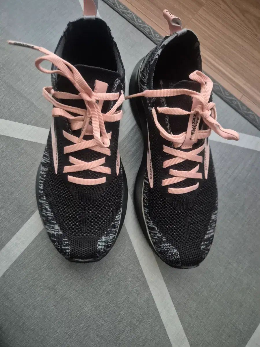 ブルックス レディース レビテイト4 ランニングシューズ 24 5