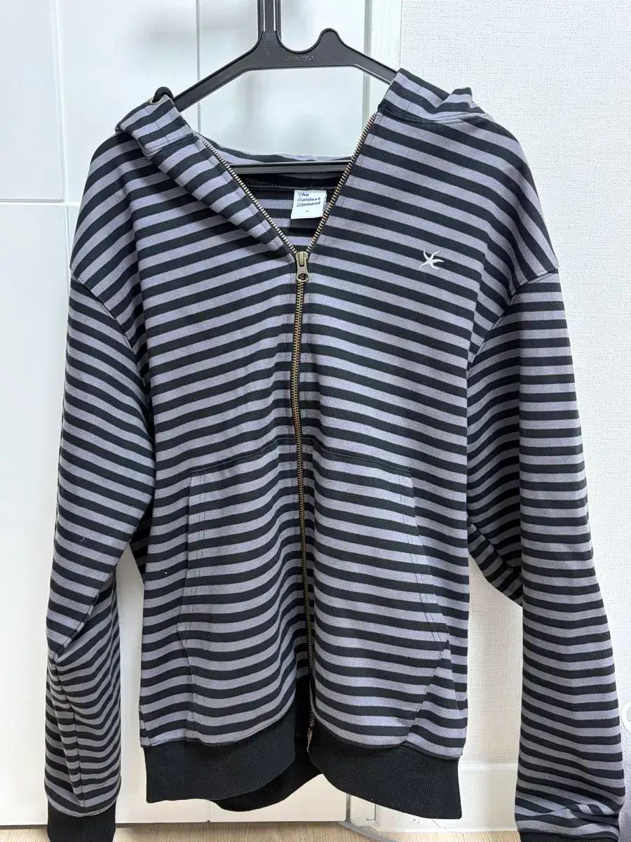 ザコールデストモーメント ストライプ フードジップアップ チャコール ブラック