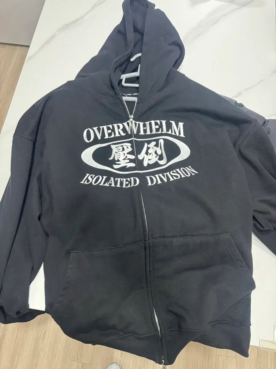 圧倒ビックロゴ フードジップアップ