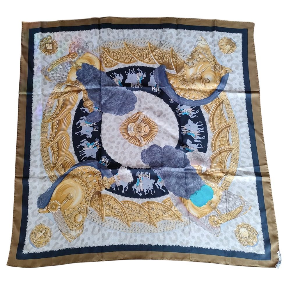 HERMES エルメス カレ90 CASQUES et PLUMETS 兜と羽根飾り 大判 シルクスカーフ ゴールド レディース 古着