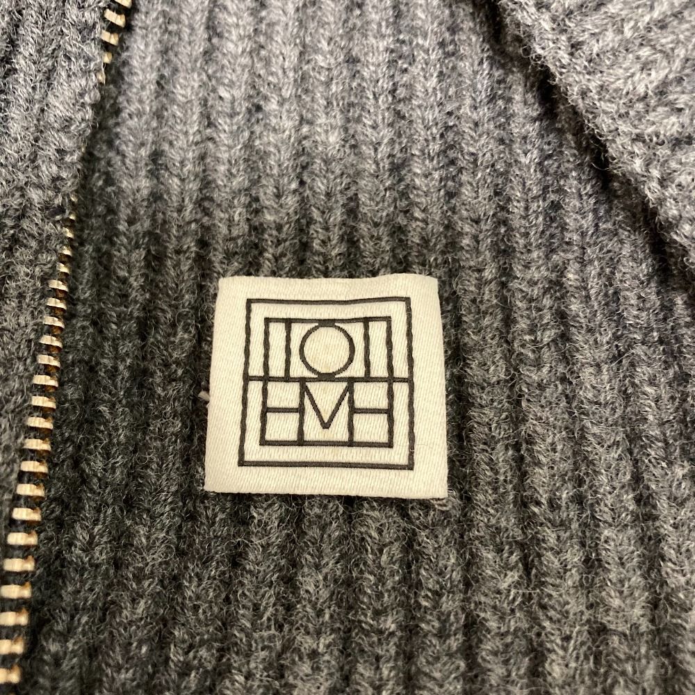 美品 22AW TOTEME トーテム フィッシャーマン ジッパーニット 224-5121  
