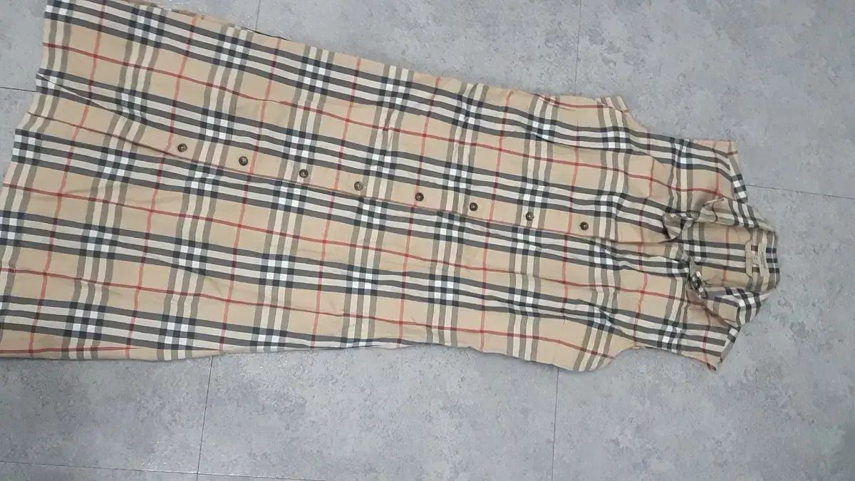 おしゃれでとてもかわいいアウター 中に着るとパータンが鮮明なバーバリー ワンピース