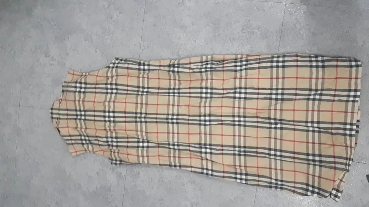 おしゃれでとてもかわいいアウター 中に着るとパータンが鮮明なバーバリー