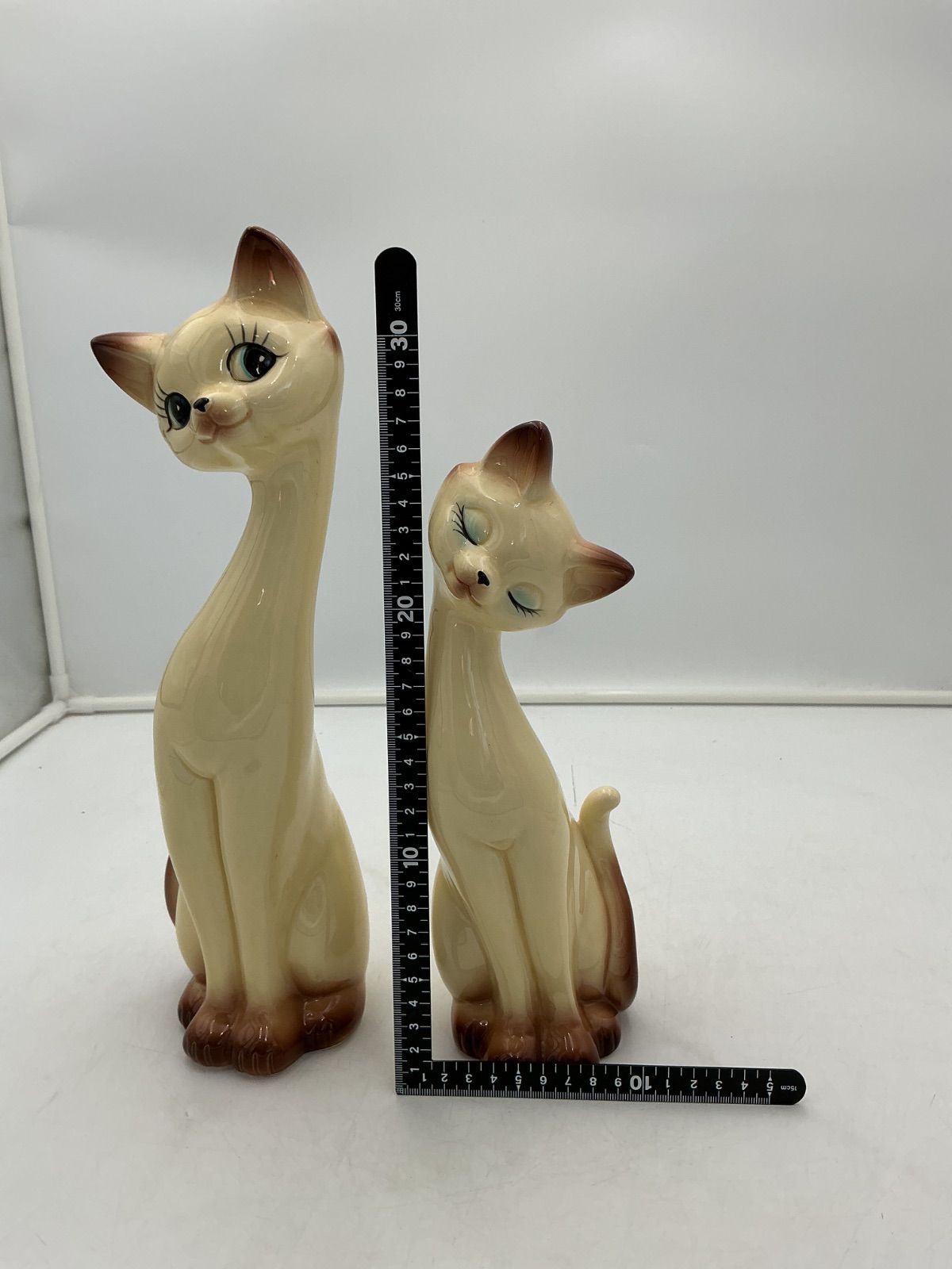 猫好きの方必見、昭和レトロ系の陶器（磁器）の猫の置物・2体セット