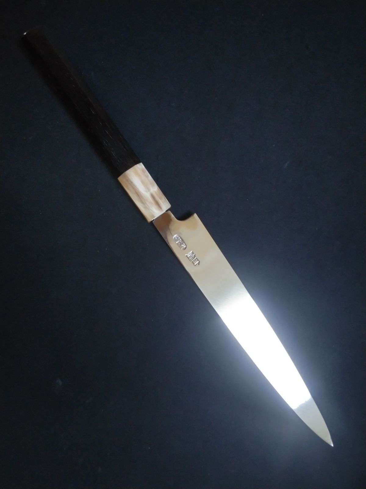 堺業務用刃物メーカー直売 六寸 柳刃包丁 白二鋼二層鋼 三面鏡面 黒檀八角水牛柄 口輪白黒選択可