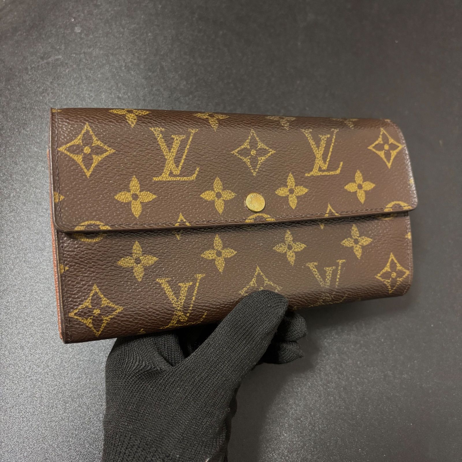 v 32 ポルトフォイユ サラ Louis Vuitton ルイ ヴィトン 2つ 折り 二つ折り フラップ ボタン 式 長 財布 ウォレット コインケース 小銭入れ 付き モノグラム