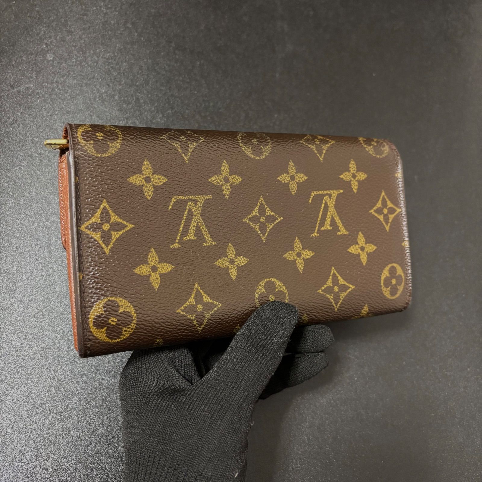 v 32 ポルトフォイユ サラ Louis Vuitton ルイ ヴィトン 2つ 折り 二つ折り フラップ ボタン 式 長 財布 ウォレット コインケース 小銭入れ 付き モノグラム