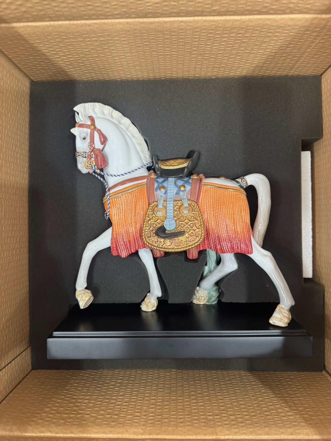 入手困難】希望の白馬リヤドロ（限定品） - メルカリ