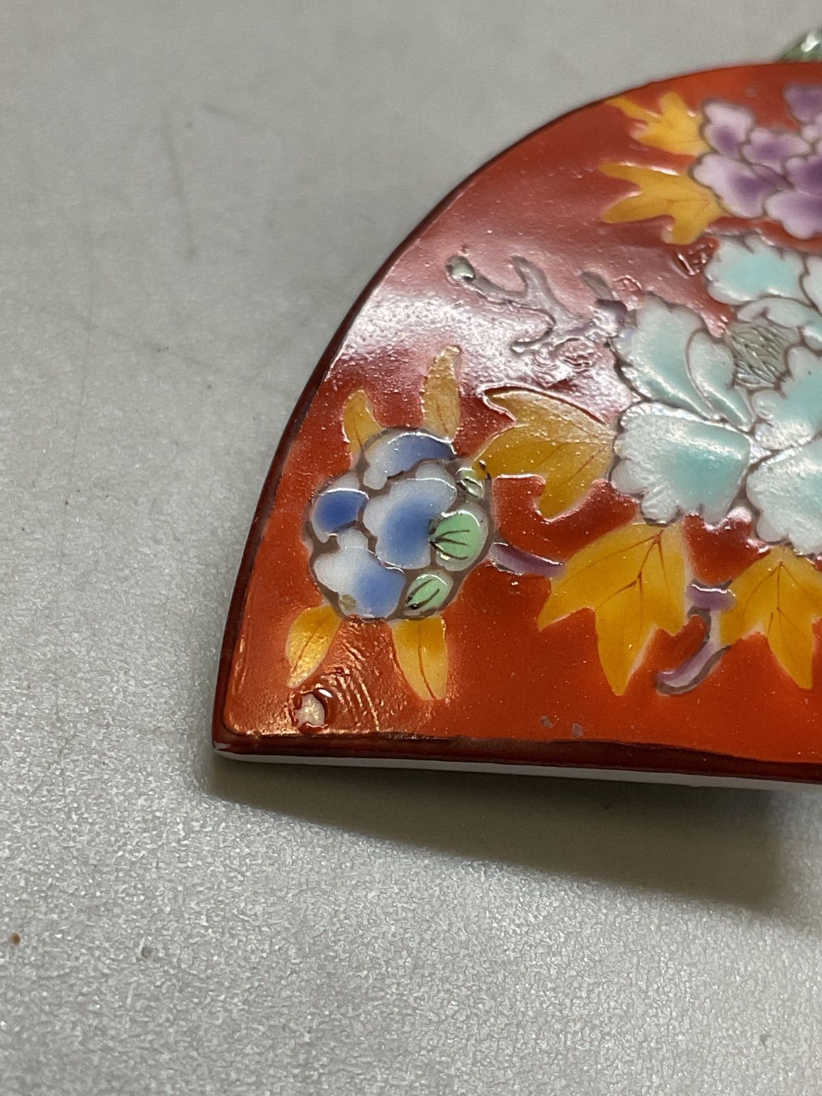 SN716 雄山作 帯留 扇 牡丹 陶器 陶芸 和装小物 有田焼 根付 - メルカリ