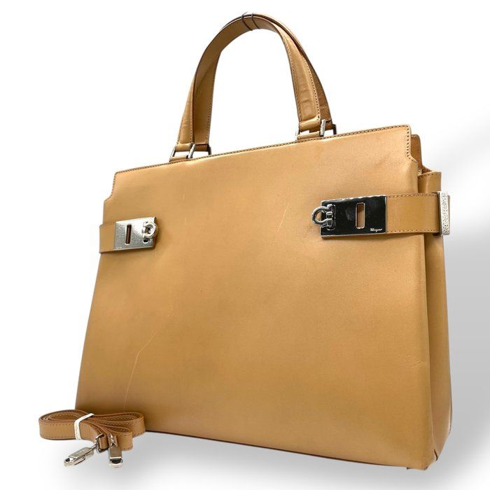 サルヴァトーレフェラガモ ガンチーニ 2 WAY ハンドバッグ レザー ベージュ トート ショルダーバッグ 肩掛け 手提げ シルバー金具 レディース フォーマル ビジネス 通勤 C