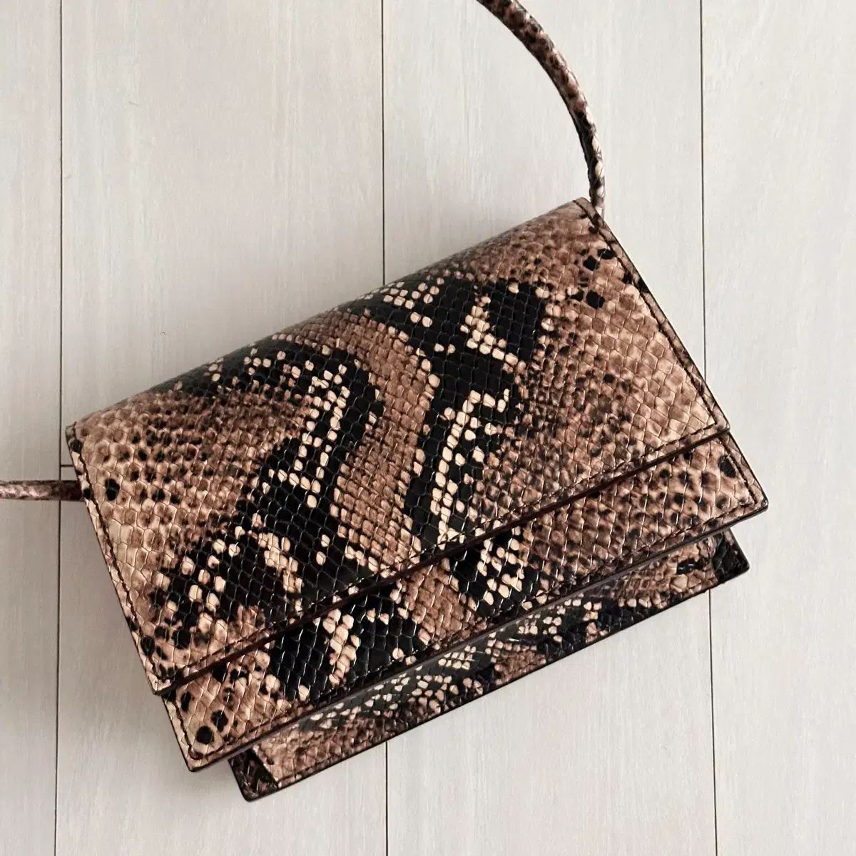 オーサムニーズ グローブ バッグ パイソン柄