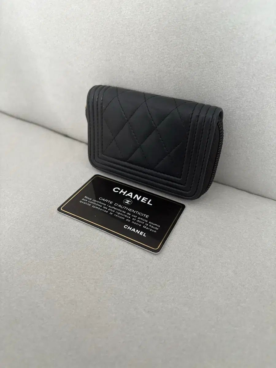 シャネル BOY ボーイ ジッパーチュール ドール カードウォレット