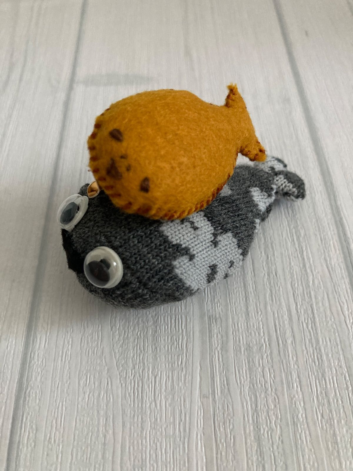 現在販売中のサカバンパスピスご で プレゼント サカバンパスピスクッキー風ブローチ ハンドメイド