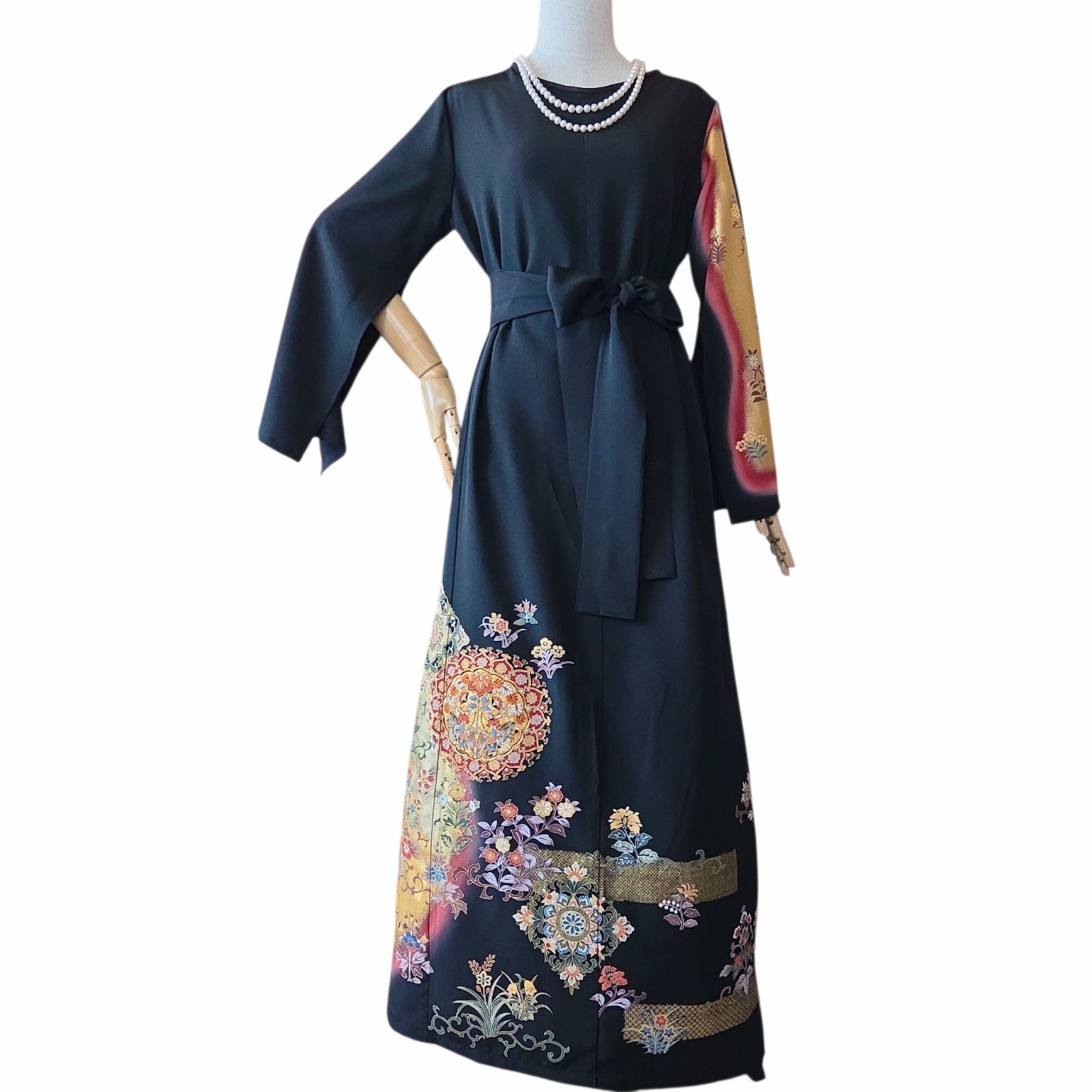 ❦Kaena❦ 着物リメイク ワンピース 袖スリット 作家物 ロング マキシ ドレス 黒留袖 Aライン ベルト紐 後ろボタン 正倉院狩猟花文 金箔 金彩 刺繍 暈染 結婚式 入学式 卒業式 パーティー オケージョン ブラック フォーマル ステージ衣装 お呼ばれ