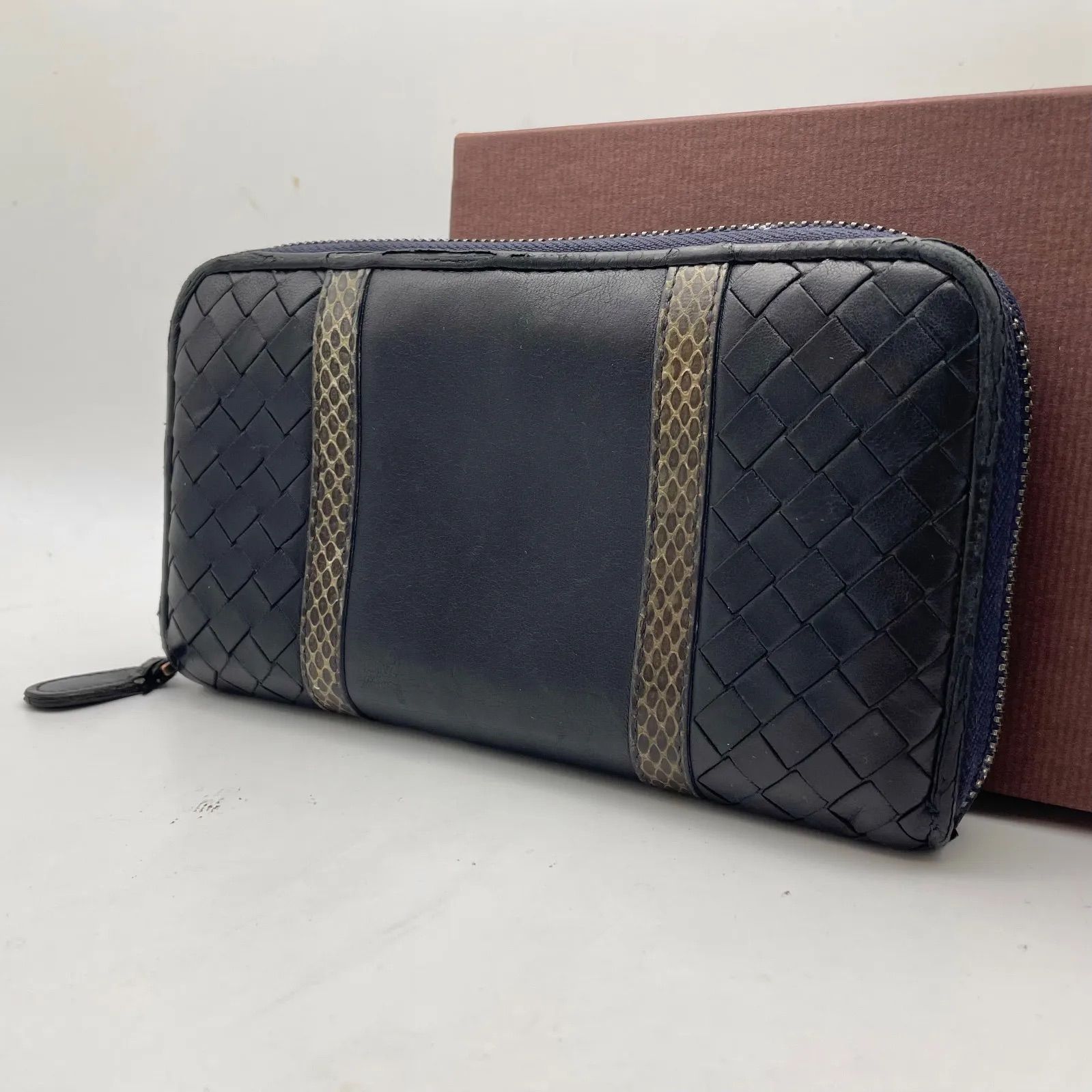 ボッテガヴェネタ 長財布 イントレ ラウンド パイソン 黒 FZ 504
