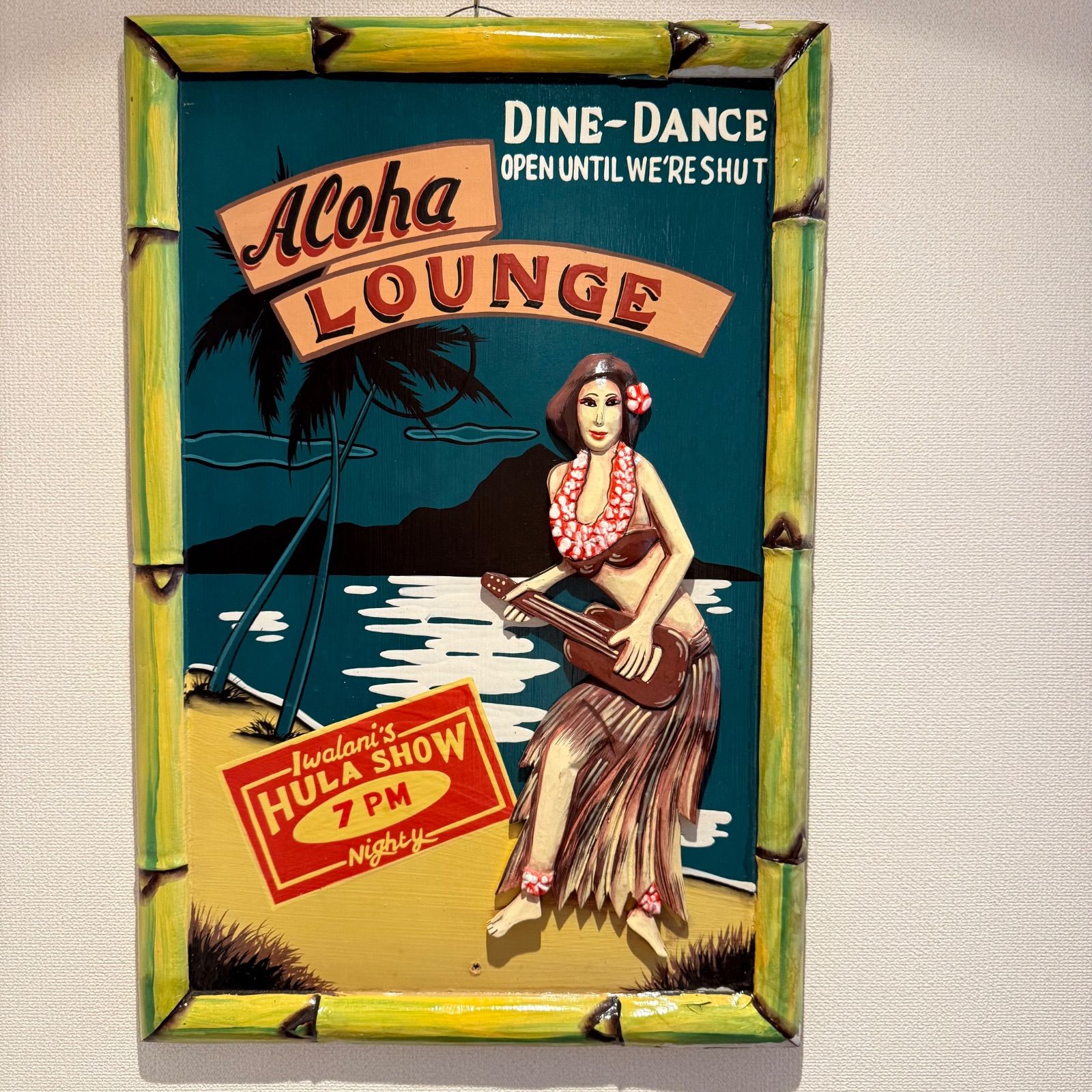 ハワイ ヴィンテージ風看板 南国インテリア ハワイアン 立体壁掛けアート バンブーフレーム フラダンサー のインテリアに 60 x 40 cm