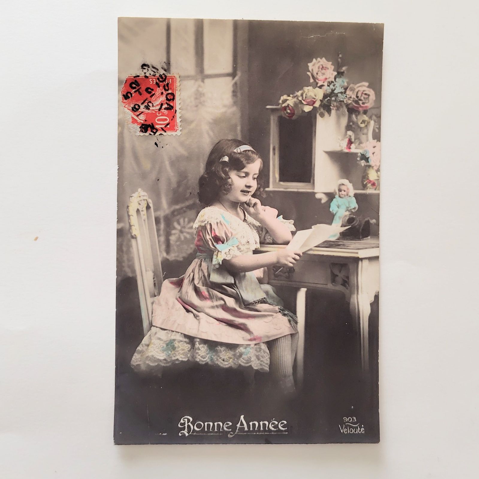 人形と少女 ― 小さな机の祝福 フランス ヴィンテージ ポストカード