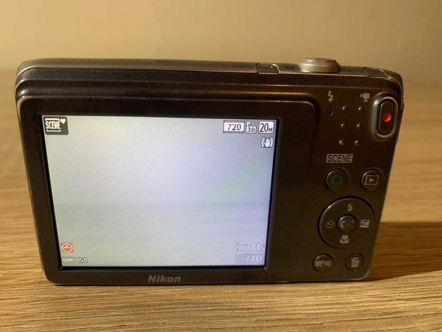 7689 Nikon ニコン COOLPIX S3700 シルバー デジカメ ジャンク品