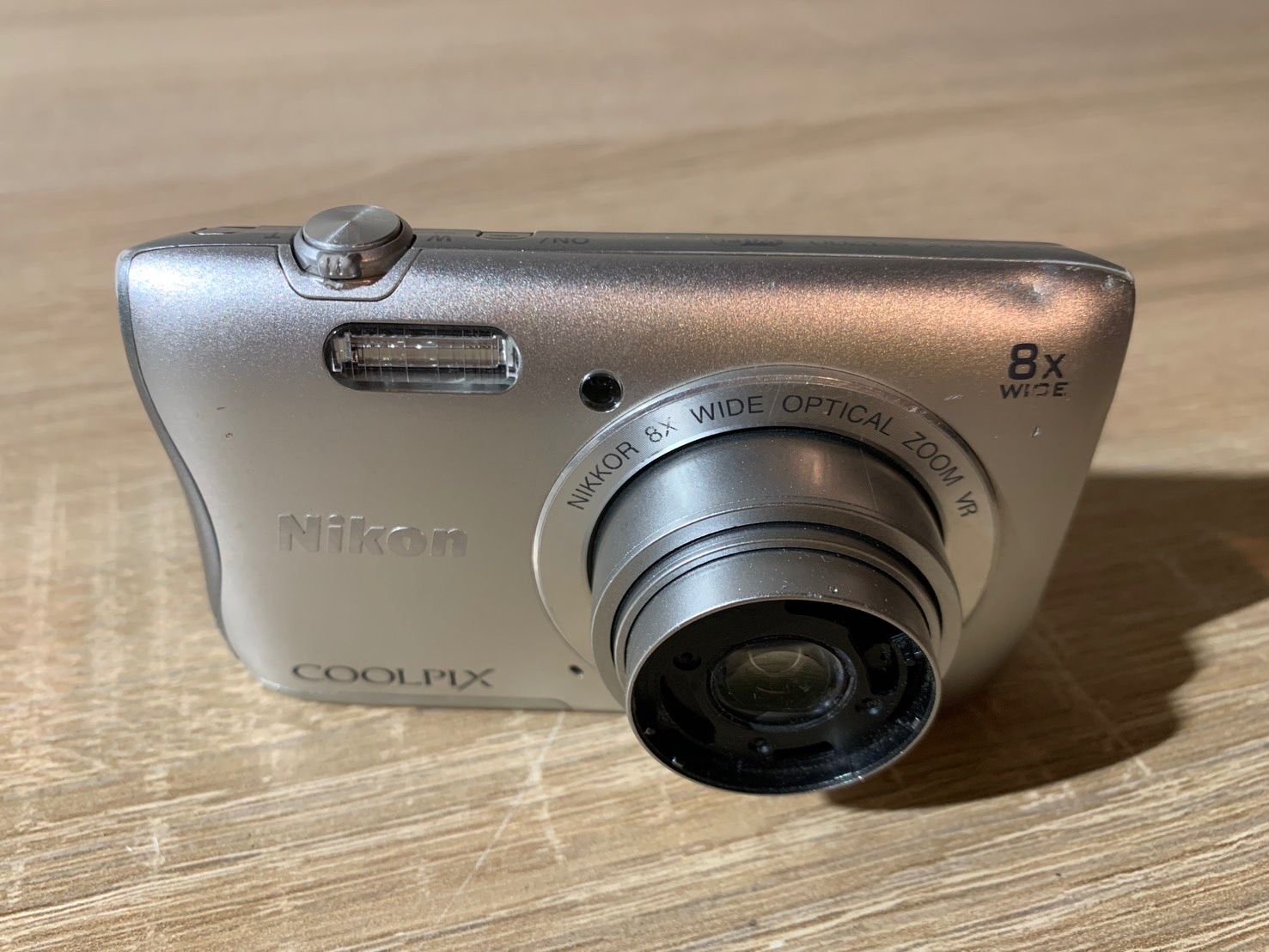 7689 Nikon ニコン COOLPIX S3700 シルバー デジカメ ジャンク品