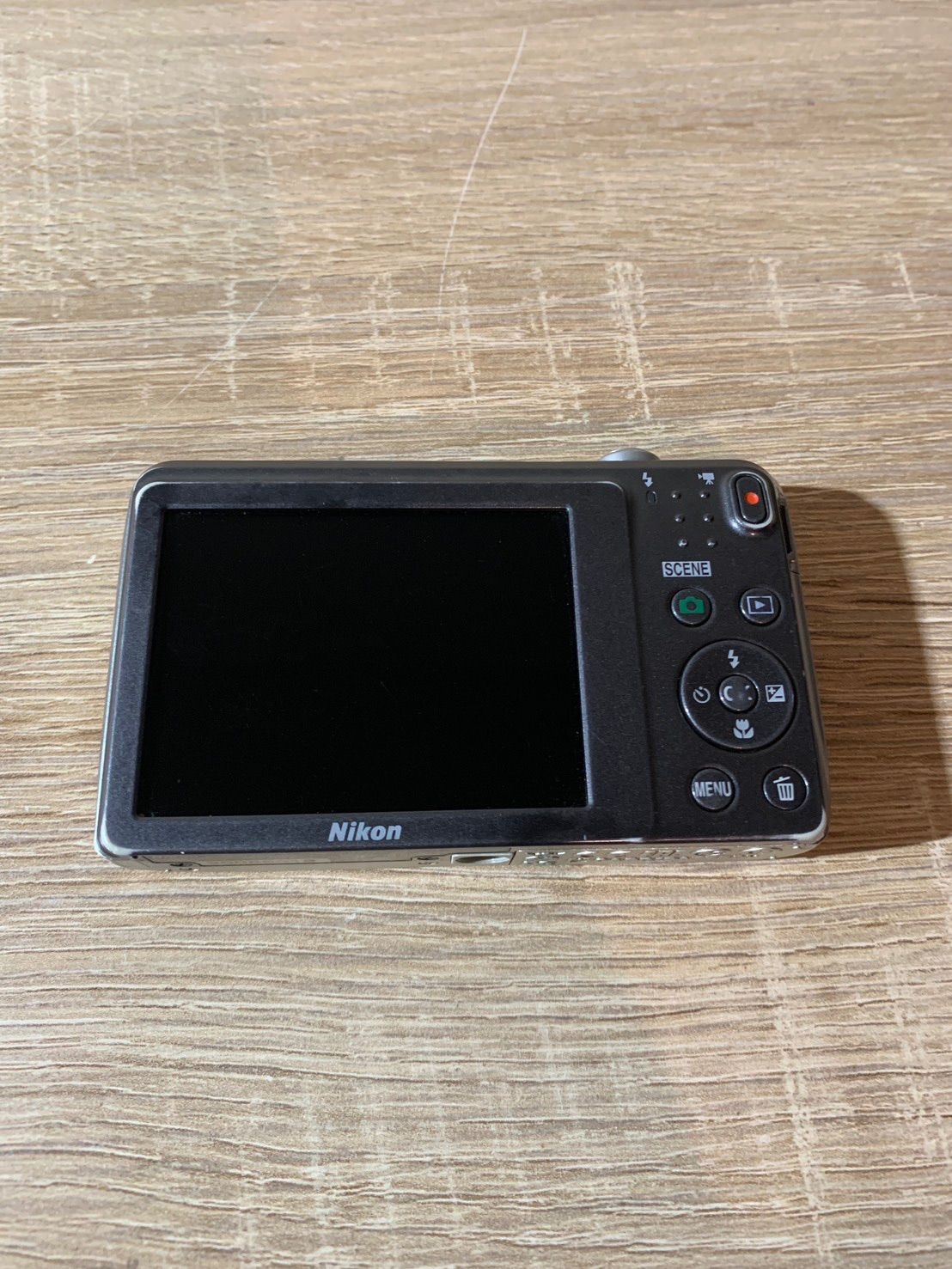 7689 Nikon ニコン COOLPIX S3700 シルバー デジカメ ジャンク品