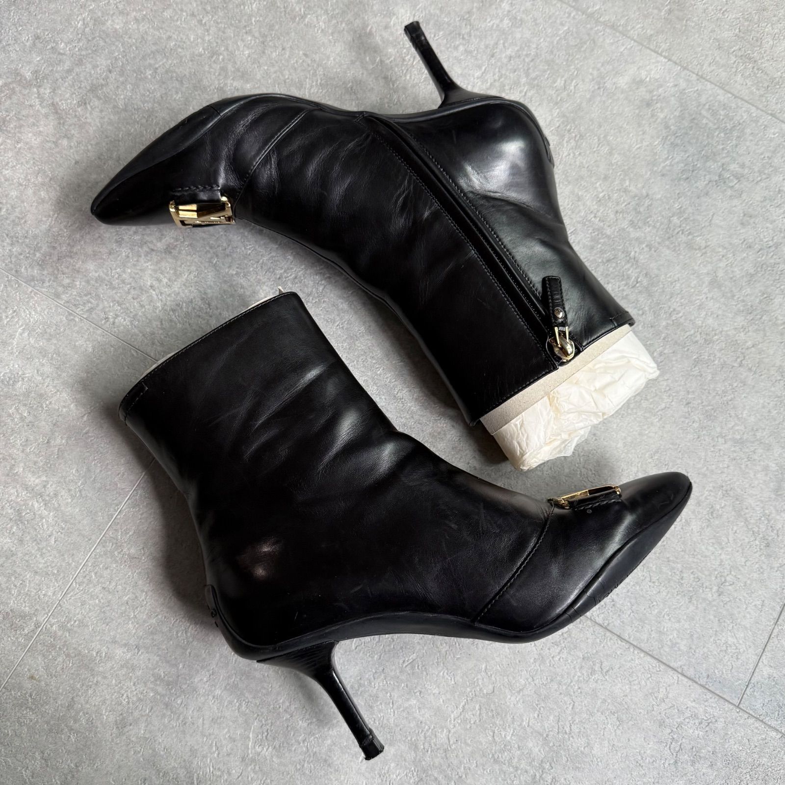 ルイヴィトン LOUIS VUITTON ロータリーライン ブーツ ショートブーツ 靴 シューズ レザー ブラック 黒 ゴールド ロゴ金具 LOUIS VUITTON ルイヴィトン LVロゴ レザー ブーツ ポインテッドトゥ